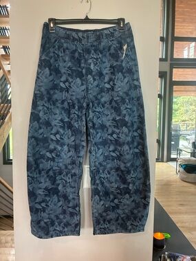 GAP Barrel Pull on Floral Jeans. Medium